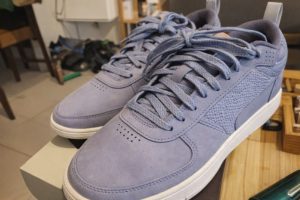 Ett par stilrena lavendelblå sneakers med vita sulor.
