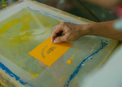 Tröjor med tryck som håller – så väljer och sköter du dem smart