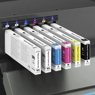 Sex färgpatroner för pigmentbläck installerade i en textilskrivare.